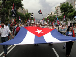 Movimiento de solidaridad con Cuba y emigrantes cubanos marchan juntos en Barcelona por la Paz y Por la soberanía de los pueblos